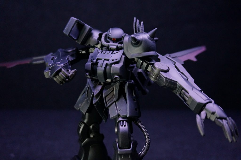 ブレードは稼働可能。脚部動力パイプはスマホの充電ケーブル。