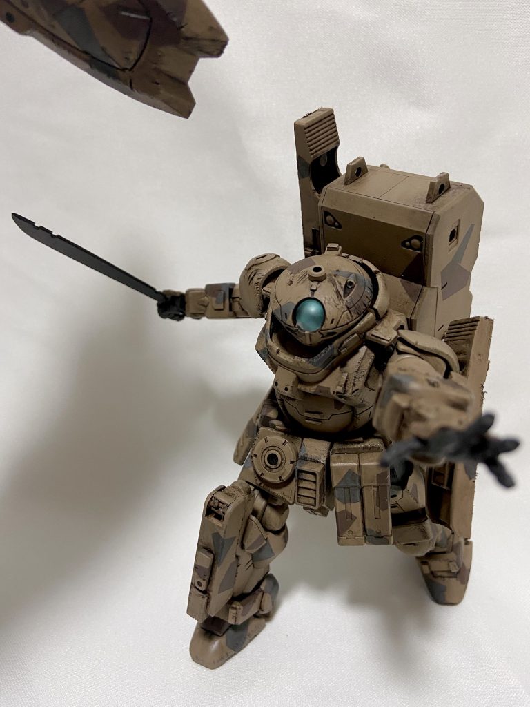 盾にマウントしたのはプラ板を刃の形に加工して自作した「マチェット」です。これを作っている時が一番楽しかったです。