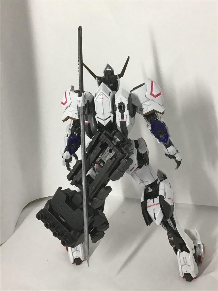 背面。大型ナックルは普段はこのように腰に折りたたんで懸架できるようにしてます。