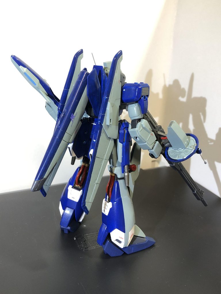 腰部には高機動化の為、C1型に類似した大容量スラスターを追加。