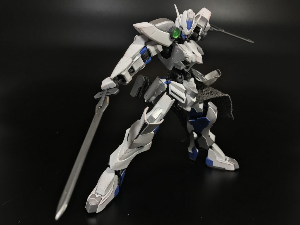 ## [二刀流]
エクセルド・バインを両手で扱った例。
防御よりも機動性が重視される場合にはカイトシールドではなく、小型のバックラーシールドを装備することも少なくない。