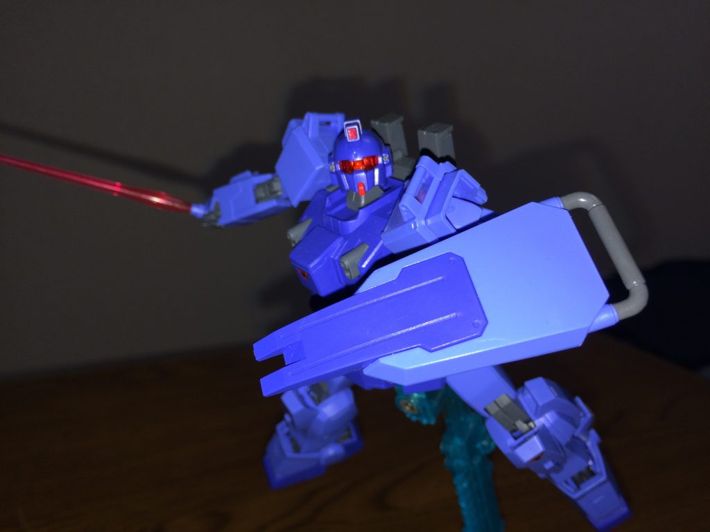 マシンガンからビームサーベル に持ち替えて(アングルがあまり変わってないですね)😅