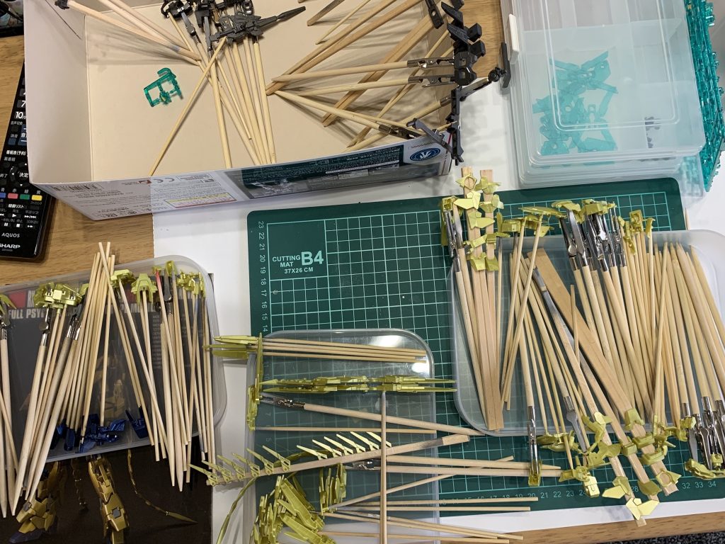 パーツを切り出し、塗装前に串付けを行っていた状態。
全身がサイコフレームを内包してるのでパーツ数が多くて大変でした(´Д` )