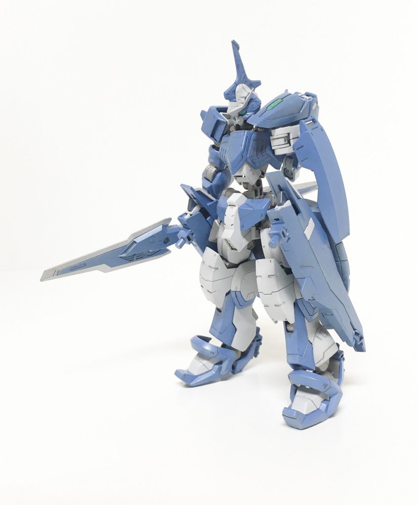 ツイン・リアクターの再現に失敗しガンダムフレームの出力再現に至らなかった本機は、それを補う為腕部を右腕のみに絞りその出力を集中させる事でガンダムフレームのパワーに近付けている。