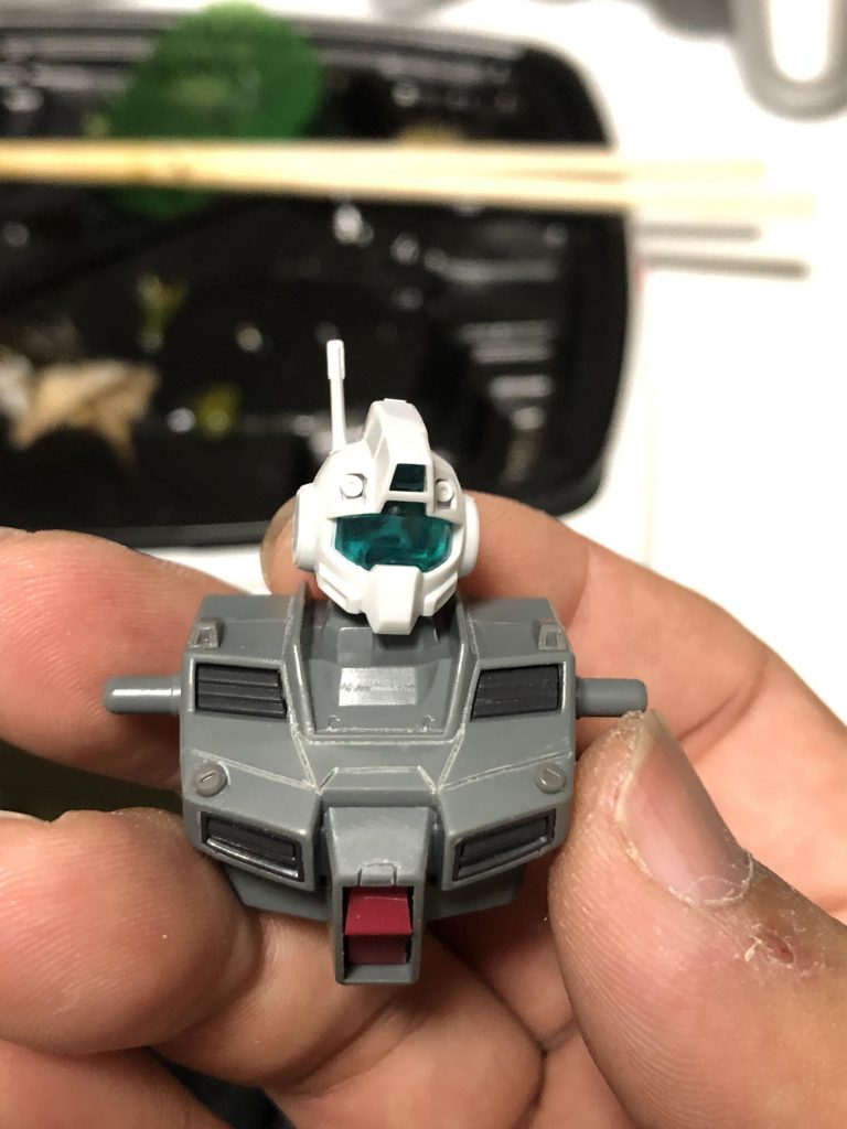 スジボリがあまりにダサかったので、胸部はディテールアップパーツ貼りつけてごちゃつかせ誤魔化そうと無駄な努力をしました。