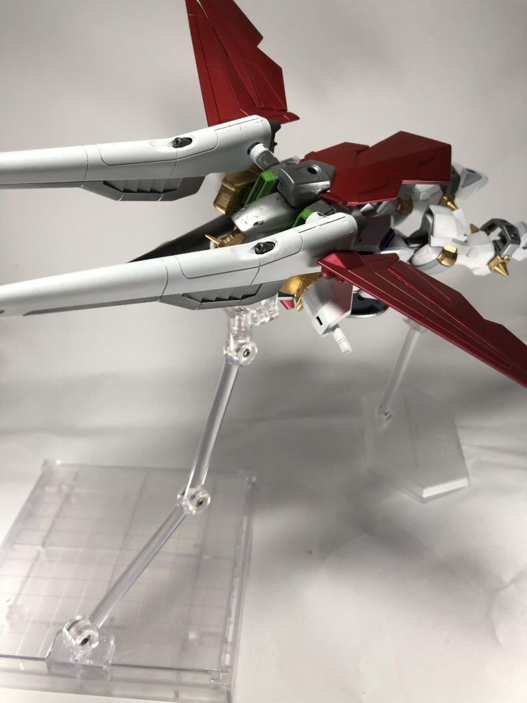 ちゃんと飛行形態にもなりますよ!
いかんせん前重心なのとジャスティスナイト自体台座と本体を繋げる穴が別パーツになってるせいで飛行形態でディスプレイしようとすると台座は2個必須ですね。