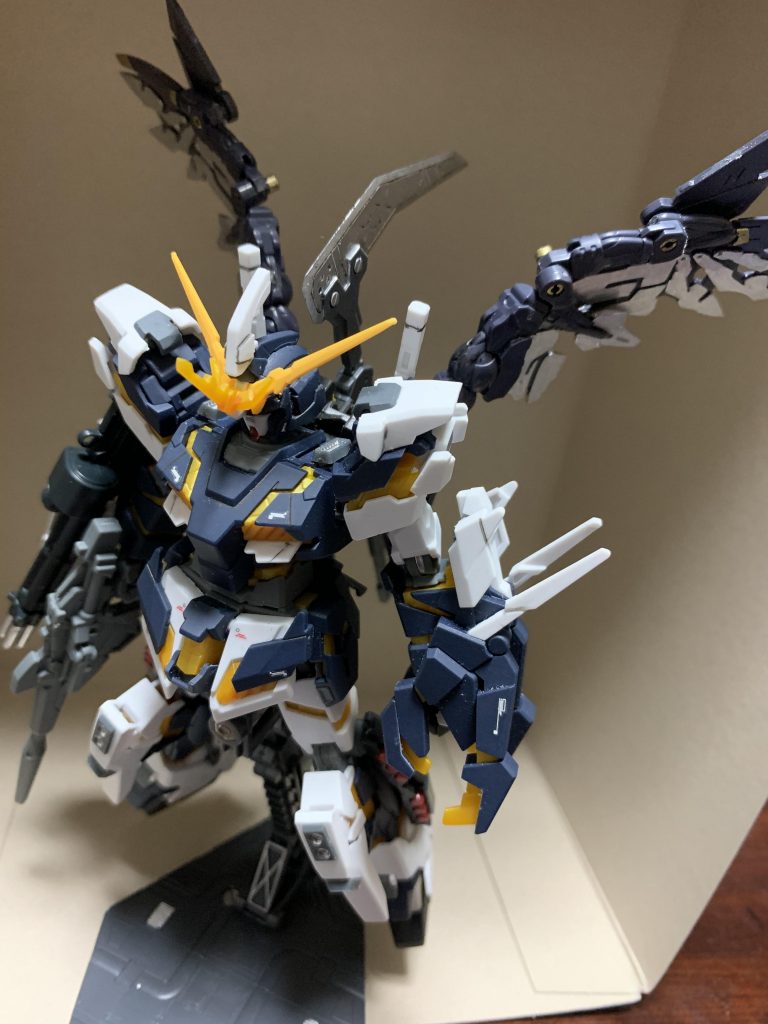 武装は背中の鎌とビームマグナム、ビームサーベルなどのユニコーンの基本装備
全体像としてはデスサイズ＋ウイング、左半身はシェンロン、右半身と下半身はヘビーアームズを意識しています。
（と言ってもユニコーンとバンシィのパーツしか使用していません。）