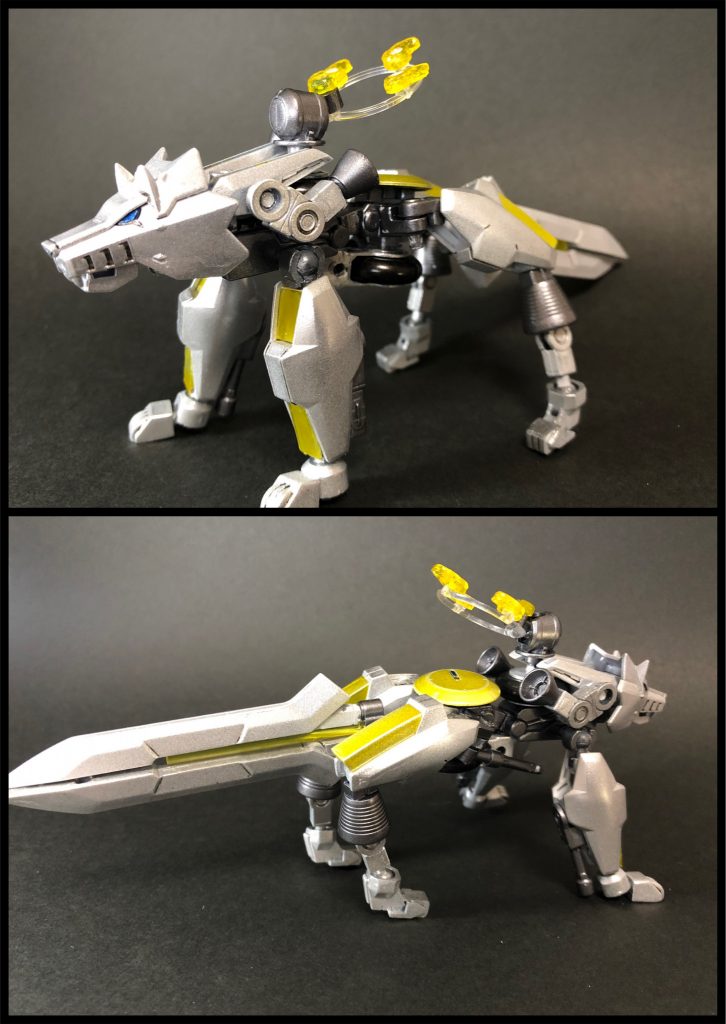 狼型MB『シルバーウルフ』三種の神器を装備した狼型のMB。高速時のラビットと互角のスピードで走り、2機での高速コンビネーションで戦闘を行う。ラビットへの神器搬送、強化装備の換装、戦闘補助などが主な役割となる。ウルフ用の武器は前脚の右にビームサーベル、左にビームガンがある。得意技は、ビームサーベルを咥えての走り斬り。装備をラビットに全乗せすると子犬形態になり、戦闘力はほぼゼロとなる。
モチーフとしては、ゲーム「大神」のアマテラスを参考にしています。未プレイなので詳しくは知りませんが…。