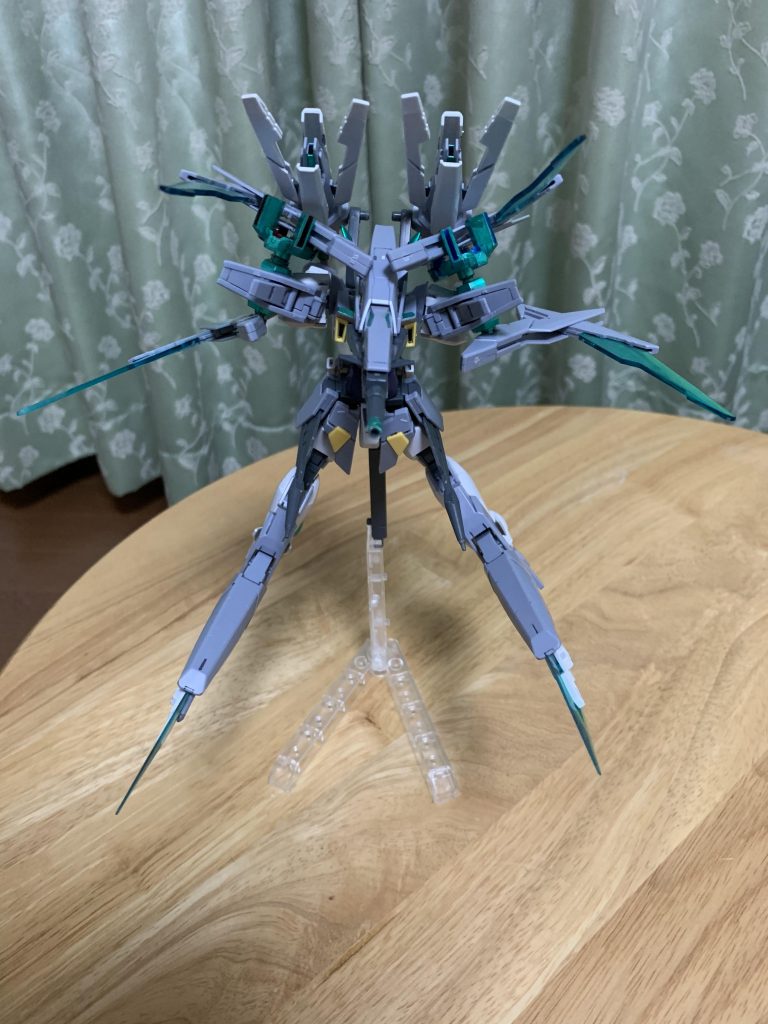 最初にもありましたがモビルアーマー形態です。イージスガンダムのMA形態をイメージしています。正面から見るとなかなか禍々しいですね…