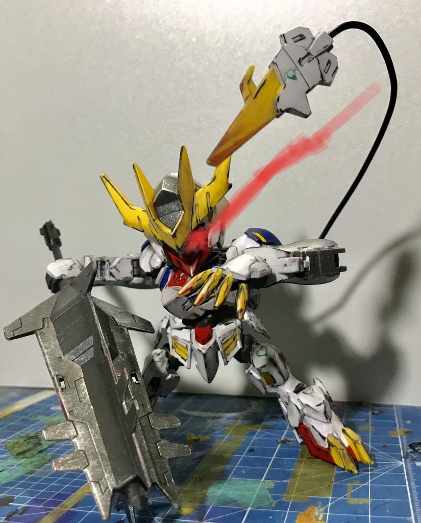 最後は赤目発光と最強武器の尻尾で！
尻尾の先と、爪の先、メイスには、敵の返り血(オイル)をイメージした赤の汚しも入れました。
尻尾も少し硬めのリード線で空中にあるイメージで装備出来ます。