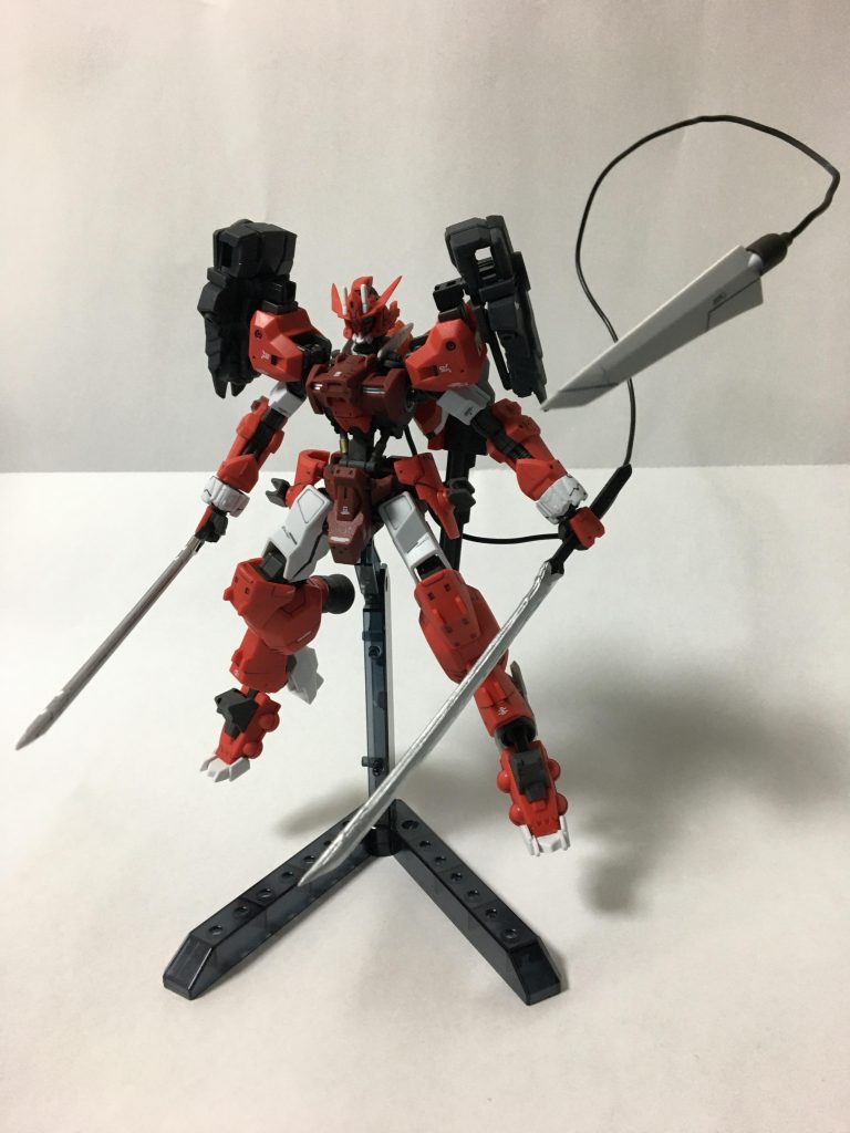 テイルブレードの展開はリード線で再現。テイルブレード本体はビルドストライクギャラクシーコスモスの翼を改造して取り付けた。