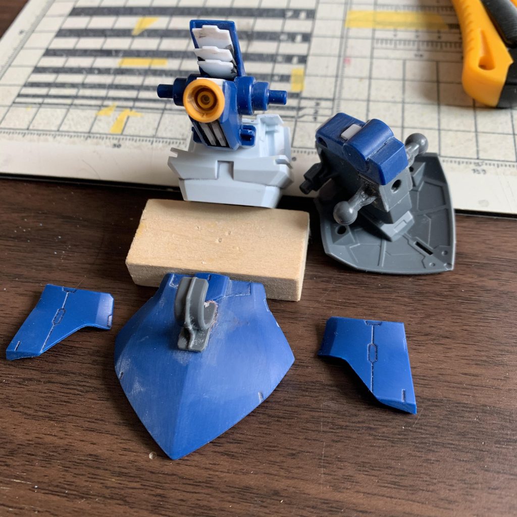 工作部分はほぼ2点
モモのラインを収めるのに、サイドアーマーを削ったのと、股関節の変更