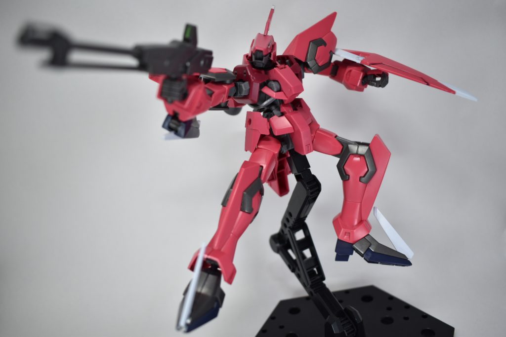 ニセSEEDポーズ手足のパーツと共に発見された銃からは眩い閃光の弾丸が発されたが、ナノラミネートアーマーの前には一切ダメージを負わせることができなかったため、こけおどしの兵装という烙印を押され、それ以後使われることがなかったとか…