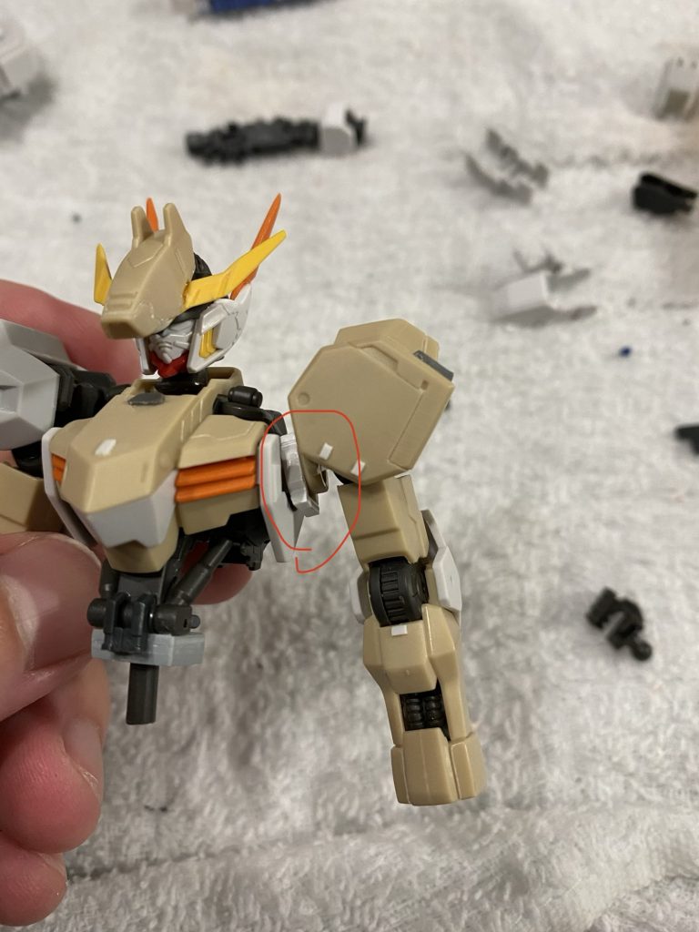 赤く囲んだパーツはRGストライクの前腕のパーツを加工したもの
ボールジョイントを隠しました