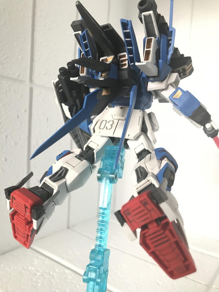 背部スラスターはSDブルデュエルのをベースに、ジャンクだったSDデュエルASと旧キットHGストライクのパーツを盛りました!脹脛には旧キットストライクの同じ箇所のスラスター?を。脚部のスタビライザーはHGユニオンフラッグの物を切って貼りました!