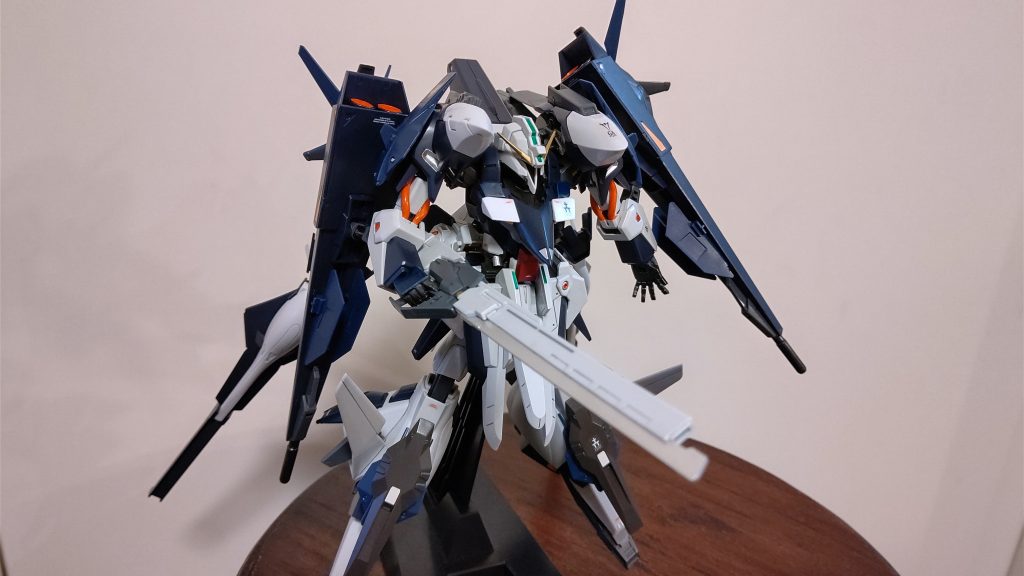 胸の白い装甲はデルタカイの変形用パーツを削って接着。改造機っぽくなったと思います。