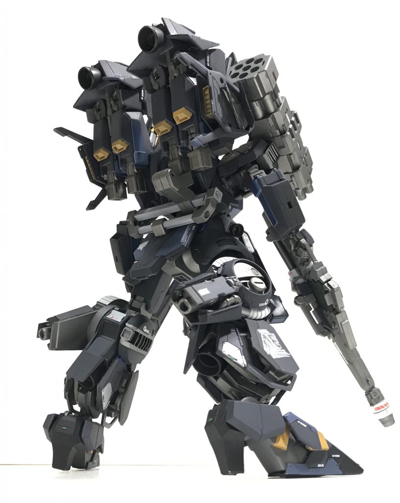 1番好きな、この下からのバックショットです。HGスケールとは思えない迫力が今作の特徴です。