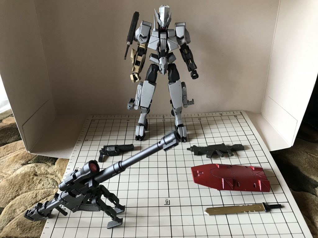 武装一覧
・リボルバー型ピストル(後述)
・汎用型ライフル
・大型シールド
・シールド内蔵型硬質ブレード
・対艦(対MA)大型ライフル