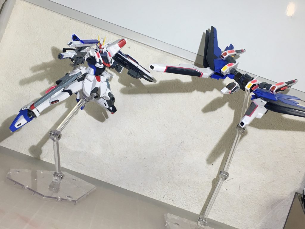 ユニバースブースターは当初は分離を考えていませんでしたが元からあったギミックを廃止するのは勿体無いということで別の形で分離ギミックを復活させました
普段は機首をリアアーマーに格納し分離時にバックパックの上部に接続し直す形になっています