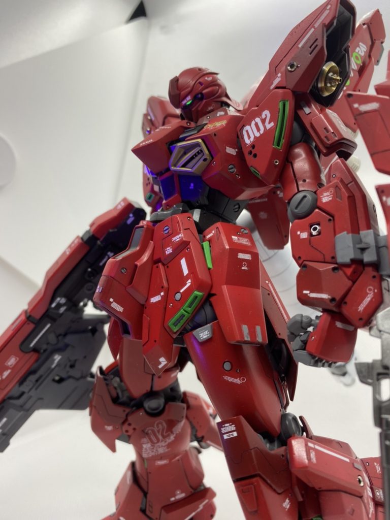 ツインアイは蛍光塗料を使っているのでブラックライトを当てることで発光します。