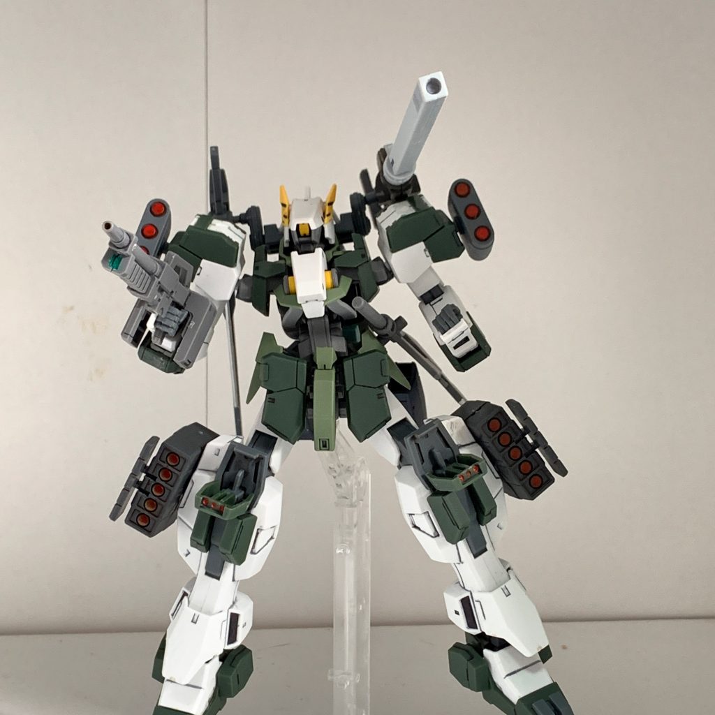 フル装備
脚部、両肩にミサイルポッドを搭載