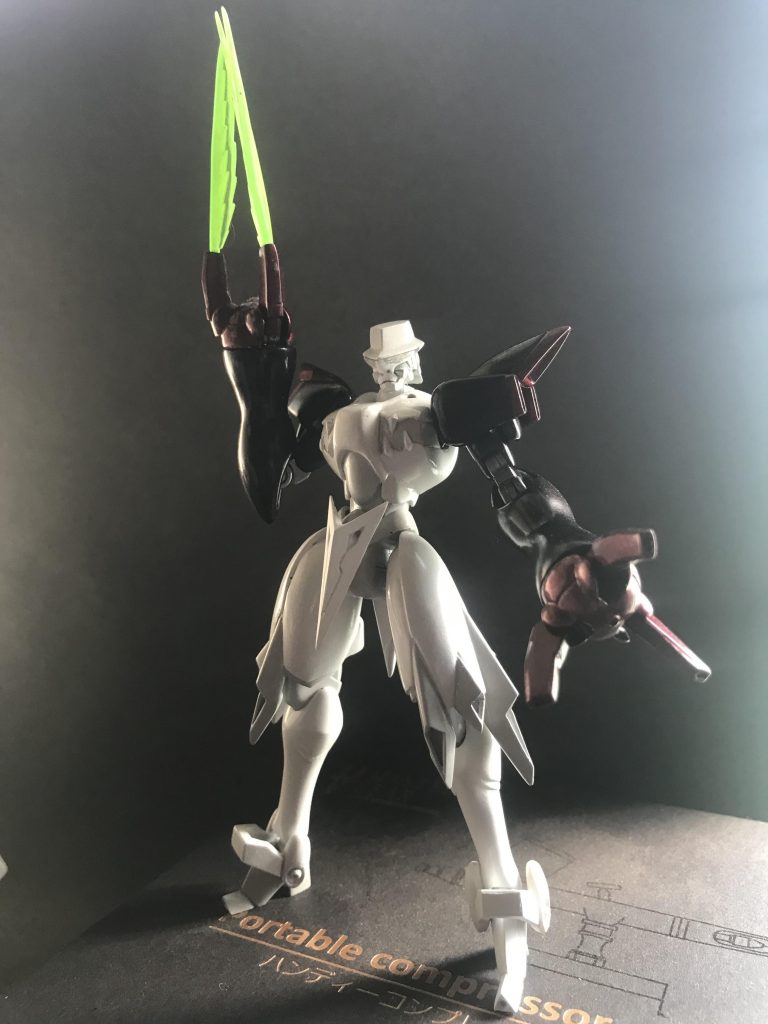 塗装は『ガイアカラー』さんの塗料を使用。本体部分を『ニュートラルグレー』のⅠとⅢを使い、微妙にメリハリをつけてみました。腕部には黒ベースからの偏光塗料を使い、光の加減によっては「紺色」にも見えます😆爪部にはメタリック系のワインレッドを配色しました。後々製作の機体にも使えるそうな色です😁