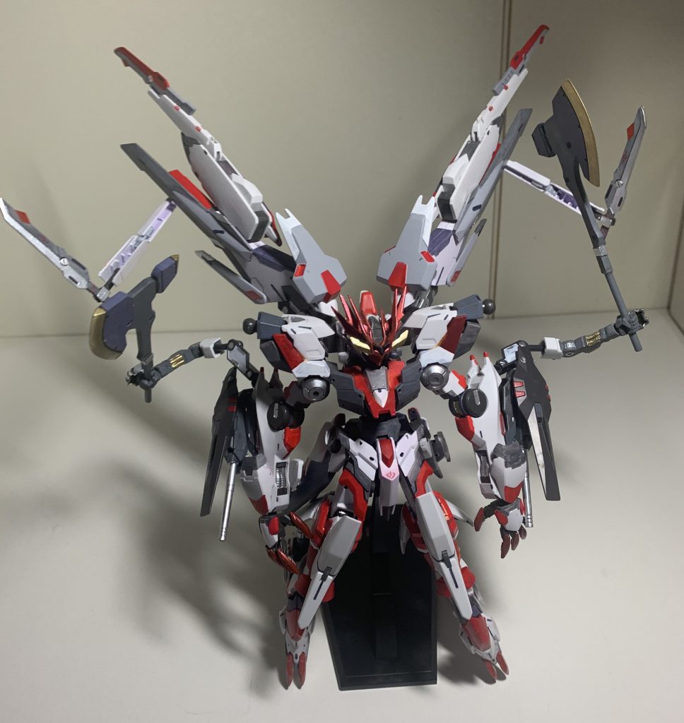 ## サブアーム
　腕のサブアームには鹵獲したガンダムフレームの腕を使っています。また手の甲にはナックルガードをつける事で殴るだけでも装甲を傷つけられます。ですがフレーム丸出しの状態でつけているため、ある程度の攻撃一発で使えなくなるのがネック。
　羽のサブアームはボールジョイントを仕込んで少し稼働できるようにしてます。