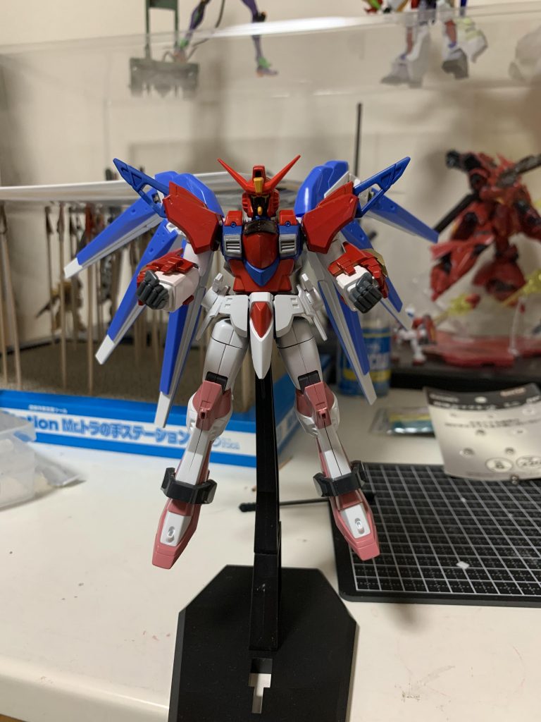 先に上半身の色を塗っていたので変な感じになっていますが、半分塗装前の状態です。なかなかアンバランスな色合いでした。