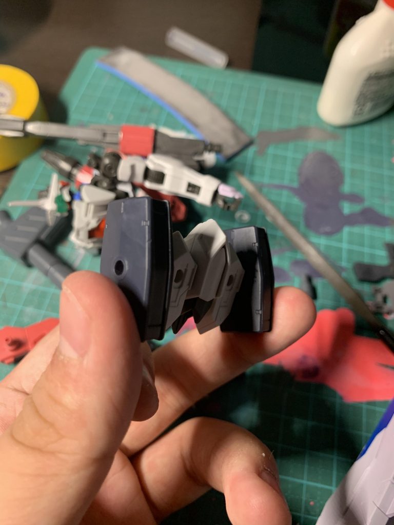 まず武装を取り付けるバックパックを制作
これだけをつけたのが「ミドルアクシス」と言います