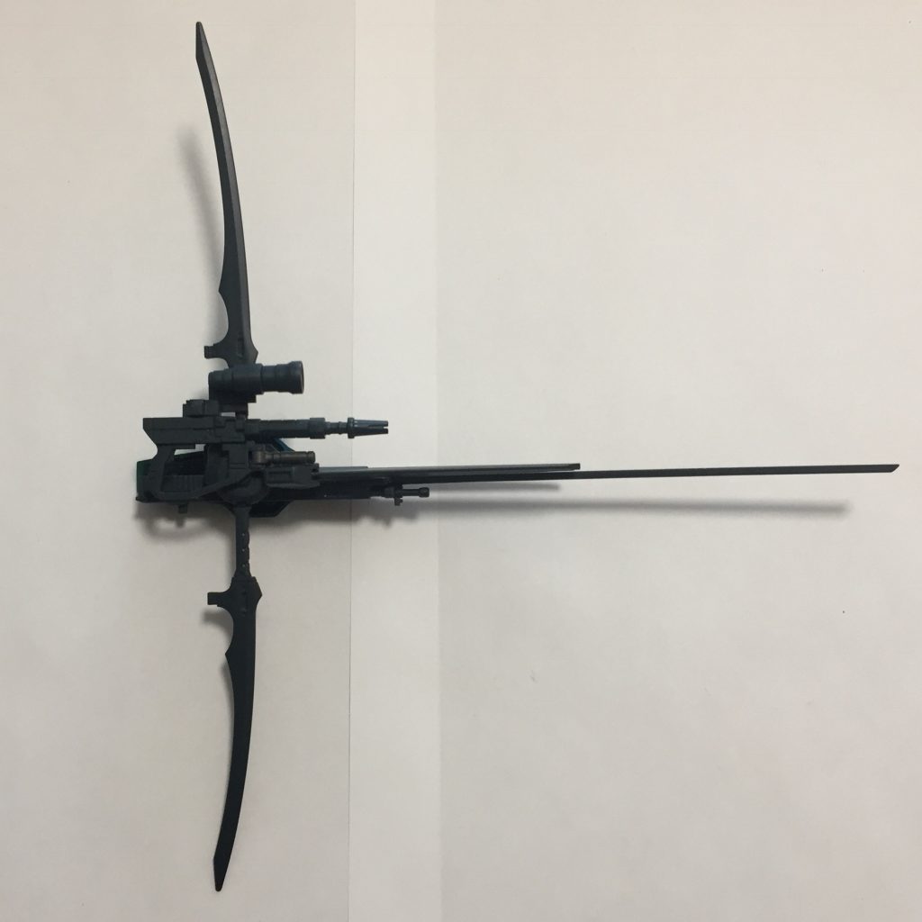 『フレスヴェルグ』
ザクマシンガンやマッシュ専用ザクのロングライフル等をベースにでっち上げています。
競技用アーチェリーを参考にしつつ、和弓のように上下の長さに差があるデザインにしました。