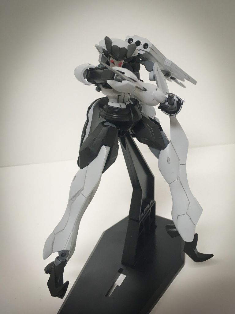 オンブル・エッジ 
本機の膝や肘に内蔵された仕込み刃。

内蔵部位には刃展開用の筋肉筒が備えられており、展開時の速度及び威力は並みの機操兵の刺突に匹敵する。