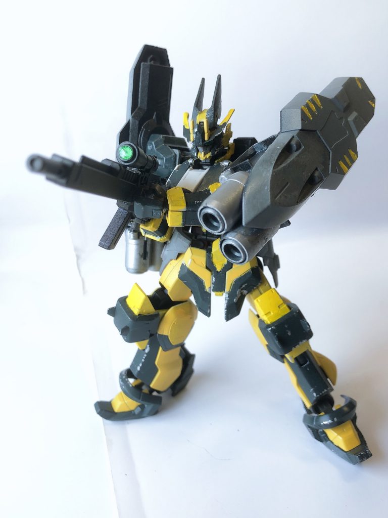 マークスマンロングライフルオリアクス用に開発されたライフル中近距離戦にも優れ遠距離にも対応するにはスナイパーライフルではまずい為開発された。基本的に発射機構はセミオート