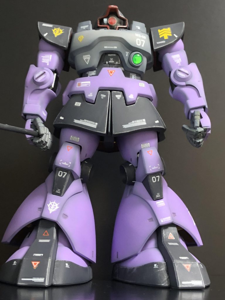 正面から。下から見上げる角度で撮影すると迫力がありますね😁汚しはほとんどやっていません。ドライブラシをエッジ部分にかけました。パープルが鮮やかに発色していたのでパープル部分にはドライブラシをかけず、それ以外の部分にかけて塗装ハゲを演出しました。