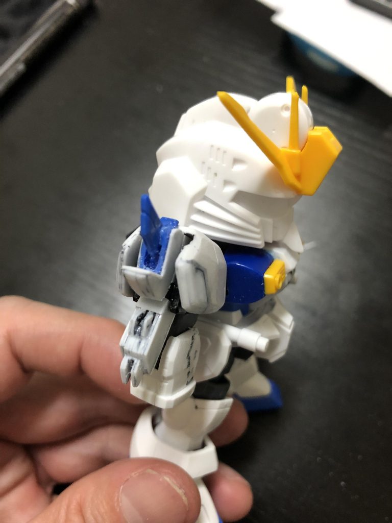 肩もフリーダムのキットをSガンダムっぽく見えるように形状修正
肩内部につくバーニアみたいな青いパーツも使えるように、取り付け部ギリギリまでカット
青いバーニアパーツに翼の先端を切り取ったものを接着
