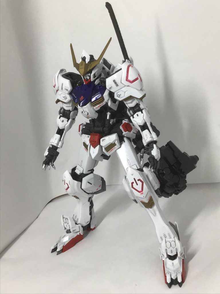 バルバトス本体はほぼ素のまま。フレームや武装は艶消し、装甲部分はタミヤのパールクリアでの仕上げを試験的に使ってみました。