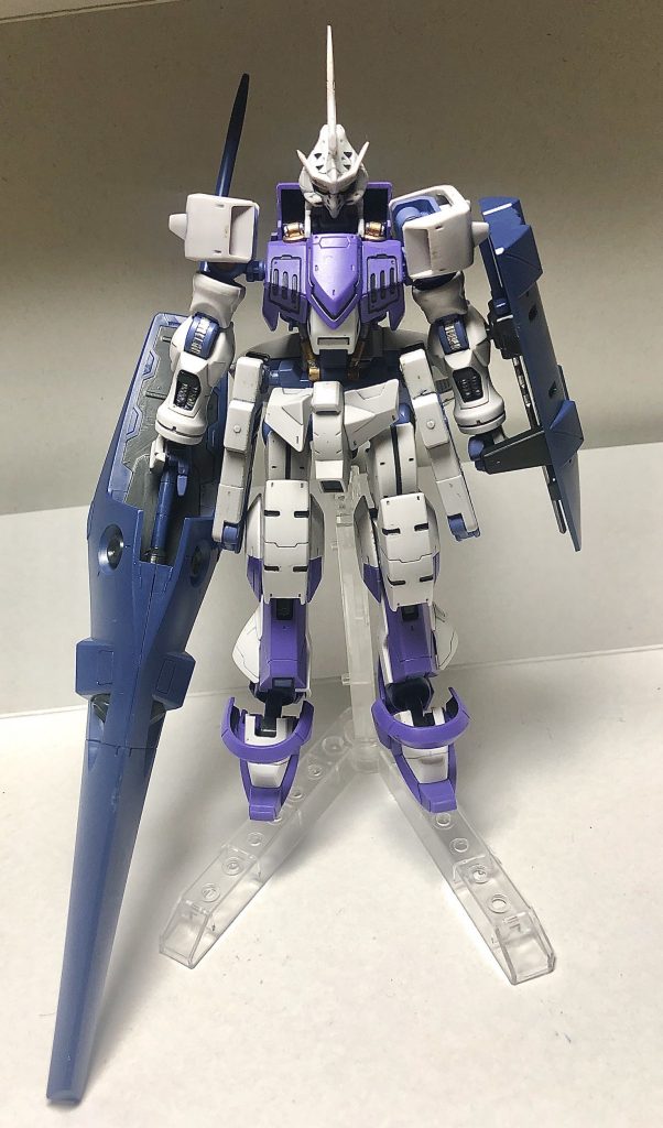 まあ、今回改造とかをしてないので、アピールショットと言っても書く事無いのよ...
ああ、鉄血系共通のフレームのシリンダーやパイプ部分の塗装と、装甲や武装の塗装と墨入れはしてますよ、ハイ