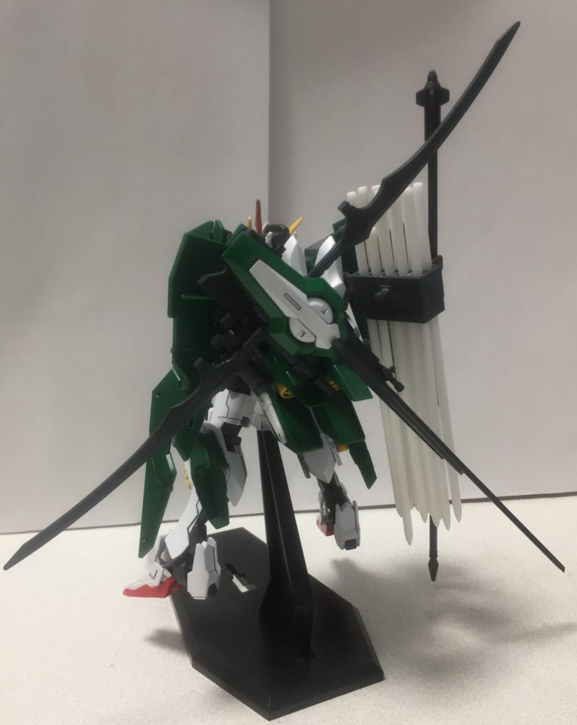 リアビュー
ステルス性を保ちながらも機動性を確保する為の特殊なスラスターを備えています。
主武装の弓型レールガン『フレスヴェルグ』と超硬レアアロイ製の矢『ダインスレイブ』多数を背面にマウントしています。
『フレスヴェルグ』には、専用にリアクターが備えられており、砲身が開放型の為、単機で容易に且つ素早く次弾の装填〜発射を行うことができます。(量産機であるグレイズ用との差異)
弓状パーツはスタビライザーですが、近接格闘用の高周波ブレードとして利用でき、牽制用のマシンガンも併設されています。