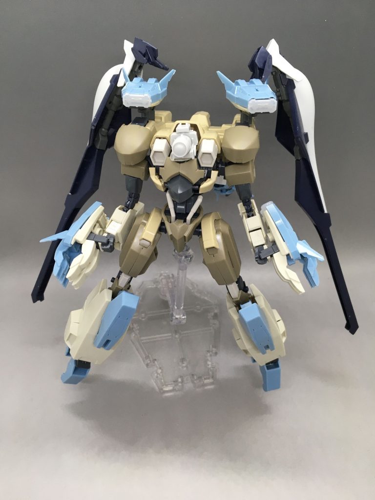 変形後にも頭を隠す気がなかったので、どの形態でも違和感ないようにカメラに変えました。プトレマイオスアームズもせっかくなので装備。ウィンチキャノンはフルドド2で余りがちなパーツなので、使ってみて、全体としてティターズメカっぽく作ることにしました