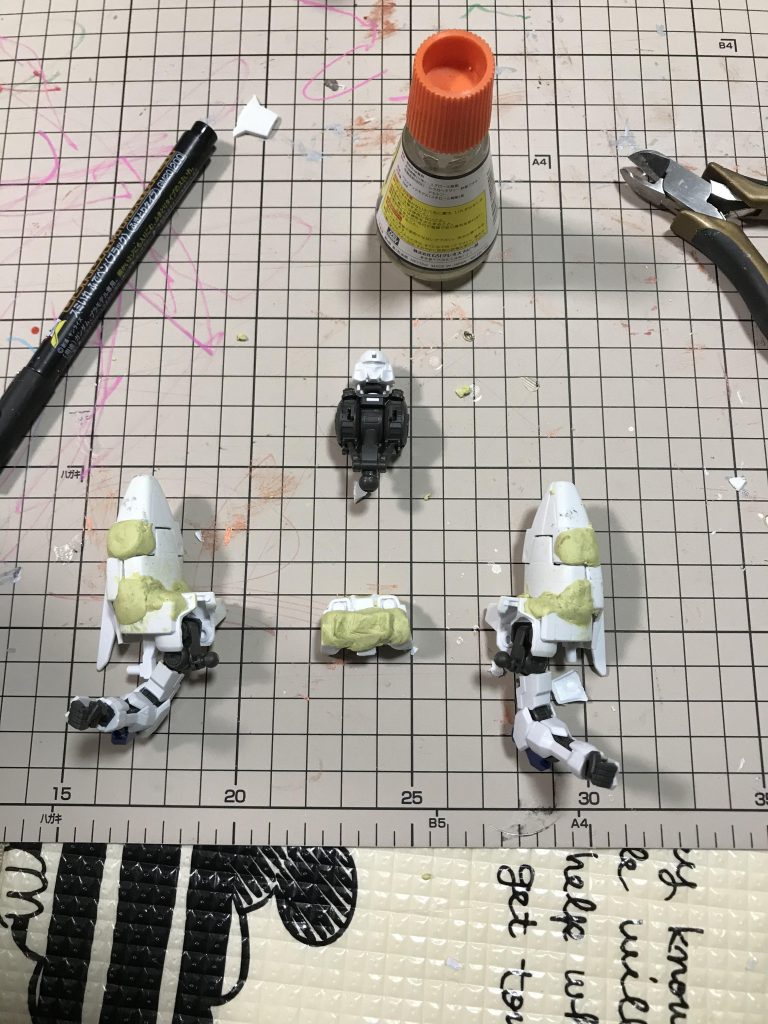 パテで接着。胸パーツは相性が悪く、ニッパーで切ると大分隙間が出来たので同じくパテで埋めて、ガンバ○ターっぽい形を真似しました。
この時はまだそれほど盛ってませんが、もっと胸板を厚くしたいと思ったら盛りすぎました(笑)