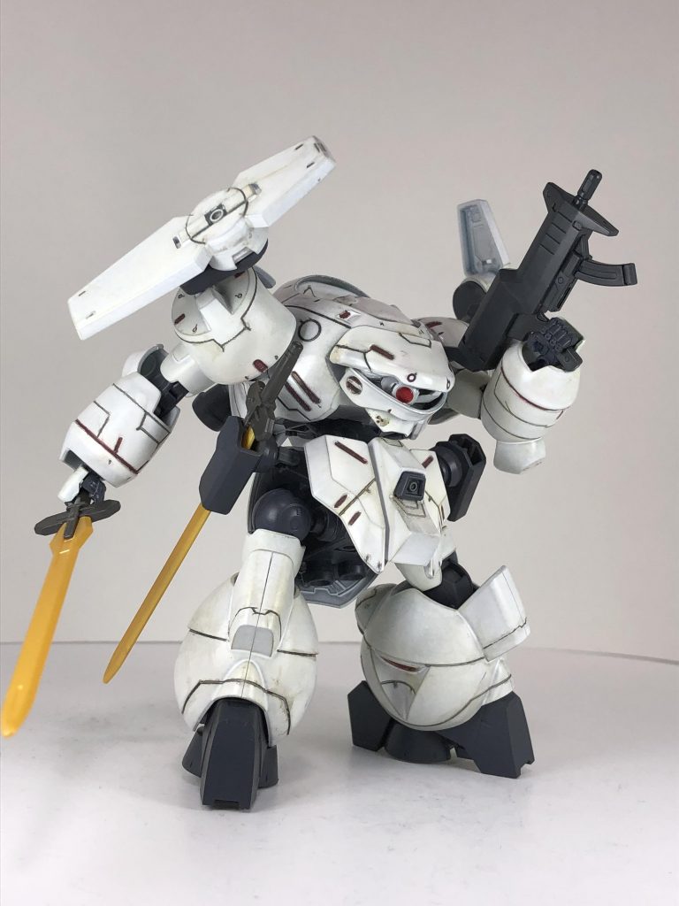 他の団員から頼み込まれ一応マシンガンを装備。使う気は一切無い。