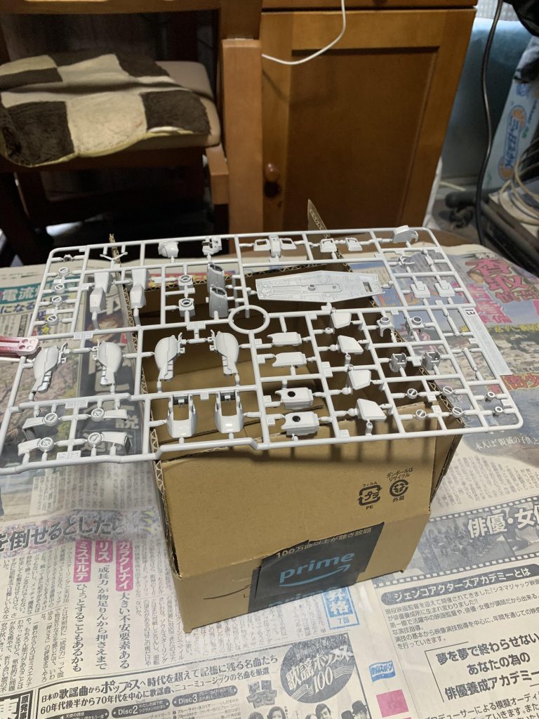 灰色9号のスプレーでランナー塗装してる所