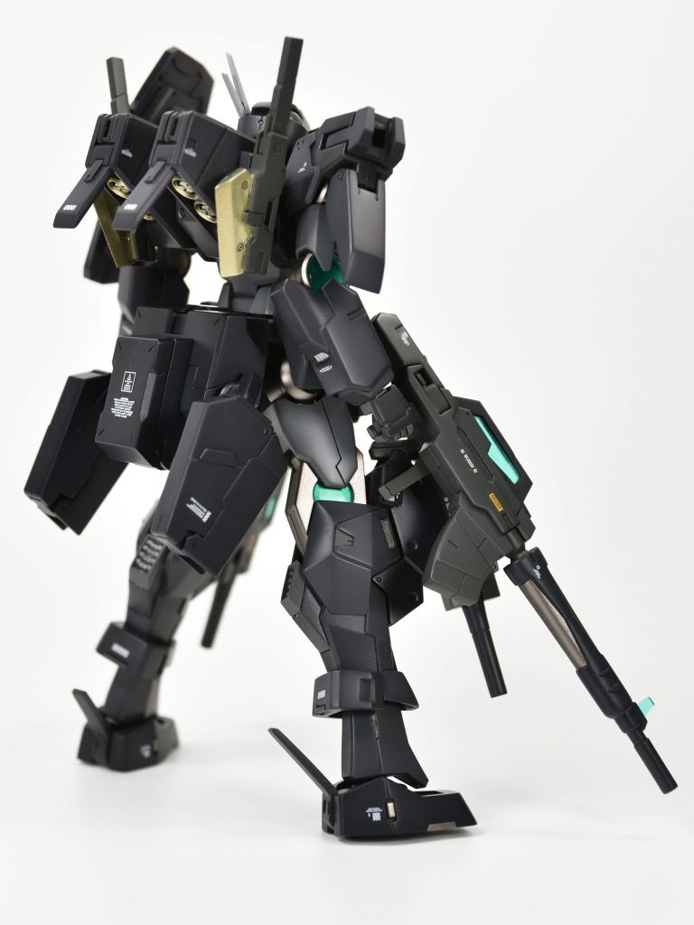 ハンドガンホルダーは、お尻のウエポンラックに移設。
シルエットが後方に広がって見えるようになりました。