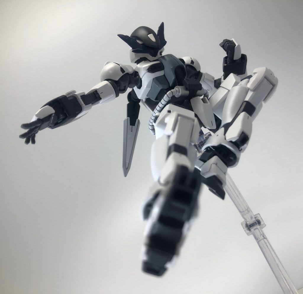 ヒーローといえばやりたくなるのがライダーキック!
可動範囲を妨げないようにパーツ選択・ミキシングをしたため、憧れのキックもばっちり再現できます!