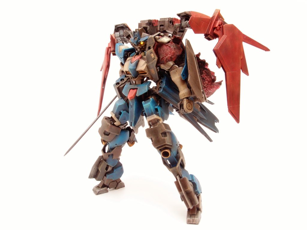 防御重視のクローズ状態から近接戦闘用のオープン状態に展開可能。
バインダーが原型機と同じ腰部に配置され、推力増加とバランスの向上によって安定した高速機動が（偶然）可能となった。