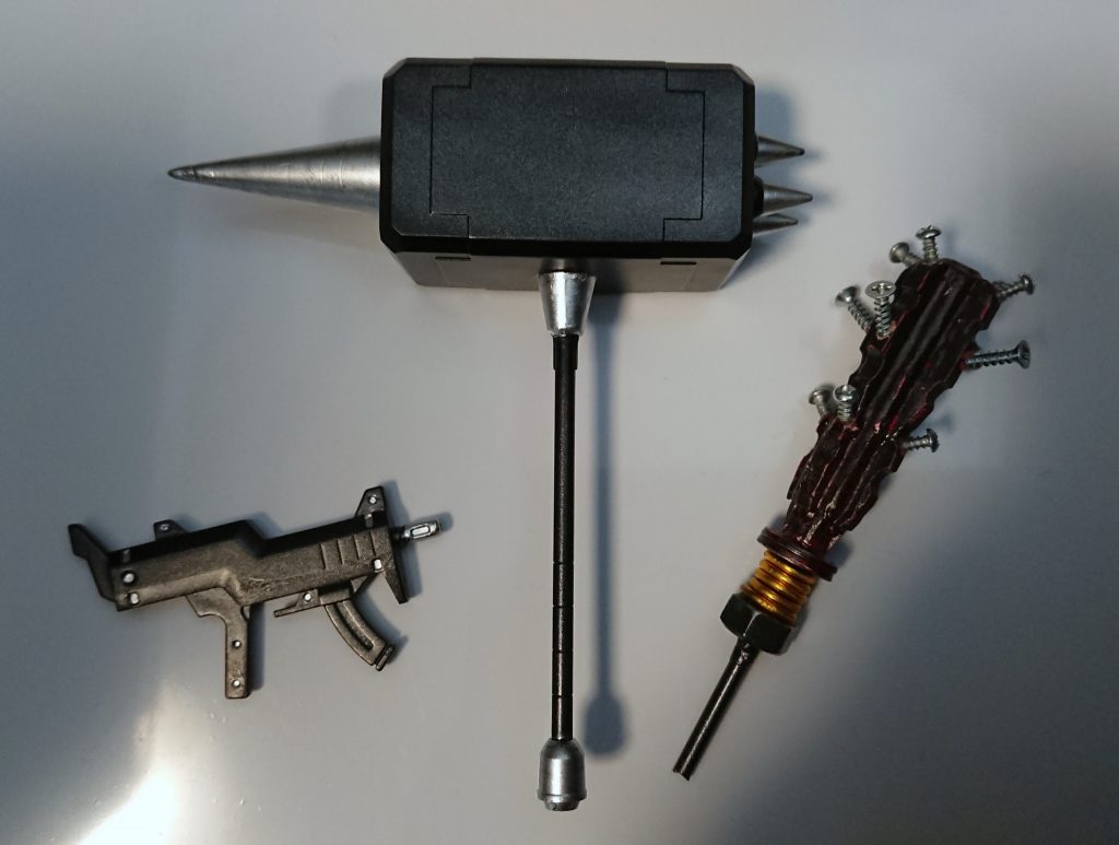 装備は左からサブマシンガン、グシオンハンマー改、グシオンメイスの3種類。ハンマーのスパイクやメイスのネジは技術者のロマン的な何か。一応、「スパイクにより局所的に打ち抜いたあとにハンマーの打撃が加わることで破壊力が向上している。また、メイスの方は打撃によるダメージ+ネジが刺さったところを引きちぎる効果がある。」という設定。