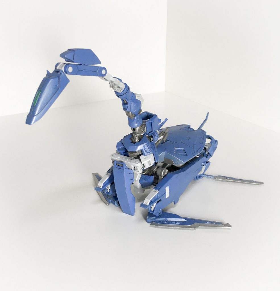 MA形態
ホバークラフトを活かし安定した水上移動を可能にした本機オリジナルの可変機構。
滑るように水上を移動可能で飛行に比べ消費が抑えられるのが特徴であり、海上の偵察や物資運搬にその力を発揮する。