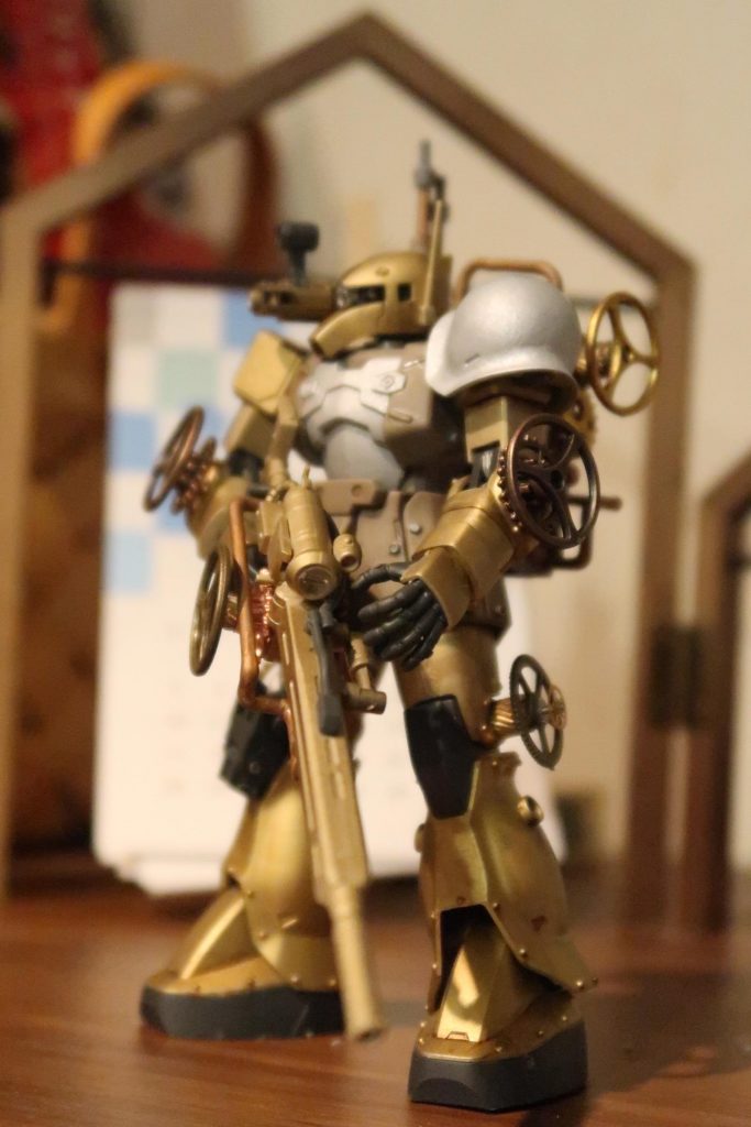 歯車を稼働部を中心に多数配置しました。
肩の部分はラッカーパテで鋳造風にしています。