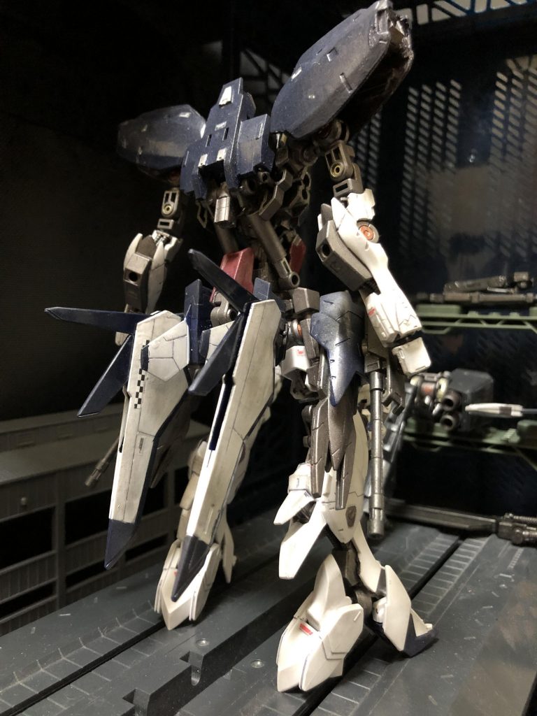 リュウ「おやっさん!来たぜ!」oyz「よお!待ってたぜ。」リュウ「完成したんだな?」oyz「ああ、そうだ。コイツの名前は“ガンダム セーレス・ペリオル”俺の自信作だ!」リュウ「よしゃああ!!早速出撃しようぜ!!」oyz「オイオイ待て待て!なんだって、そうせっかちなんだ、お前さんは!先ずは説明を聞け。それに紹介しなくちゃなんねえ。」リュウ「は?紹介?誰をだよ?」??「....貴方がリュウ?」リュウ「はあ?ガンダムから声がしたぞ?....女?まさか女が乗ってやがるのか?」oyz「ああ、そうだ。」亜里沙「....私は貴方のパートナーの亜里沙。宜しく、リュウ。」