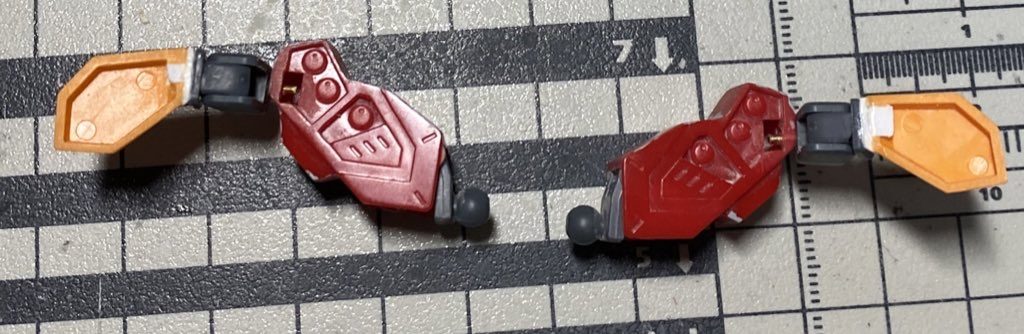 キット自体の肩ミサイルハッチの強度が不安だったので、パワードアームズパワーダーのヒンジをくっつけました。