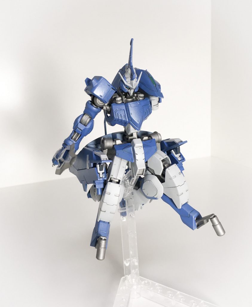 レールガン
両腰部バインダー内に搭載された本機唯一の射撃兵装。 
どの形態でも使用可能だがその構造上射角が限られる。